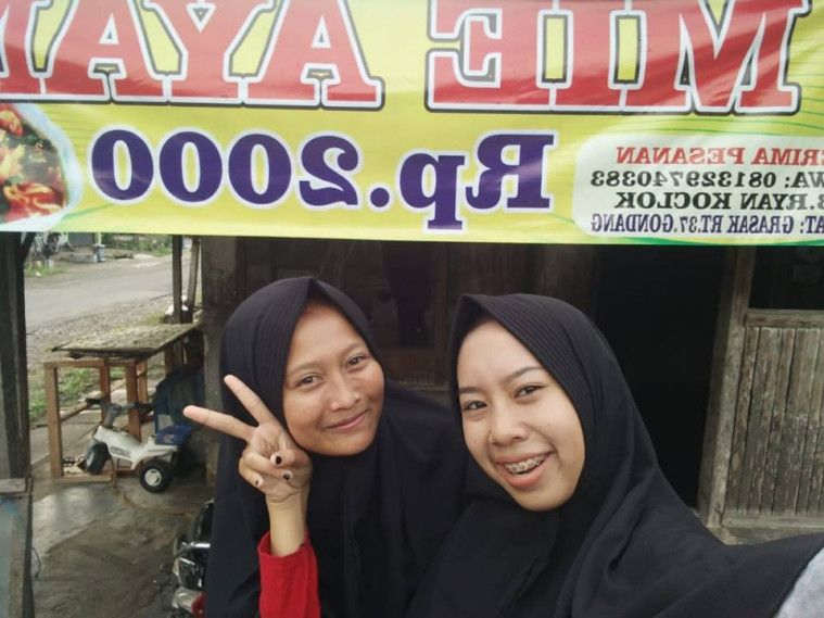 Selfie bersama penjual mie