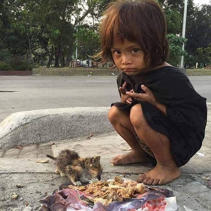 Viral Foto Memilukan Anak Gelandangan  yang Beri Makan 