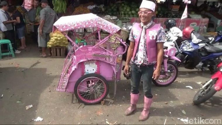 Gaya Unik Penarik Becak  Ini Membuatnya Jadi Pembahasan 