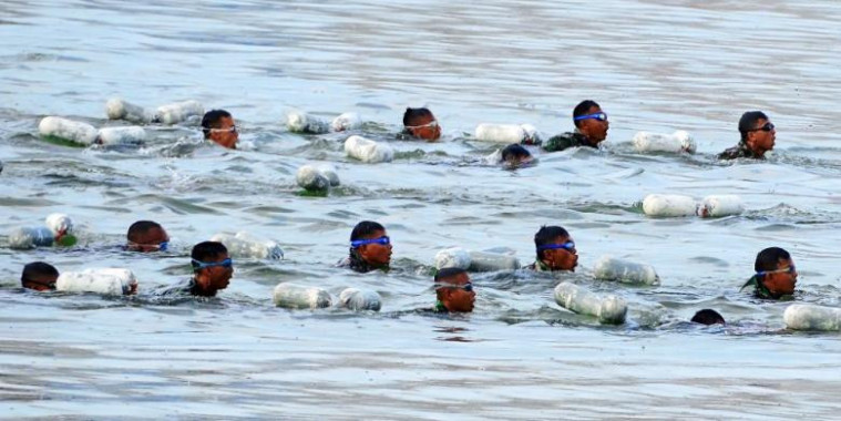 tni berenang di laut