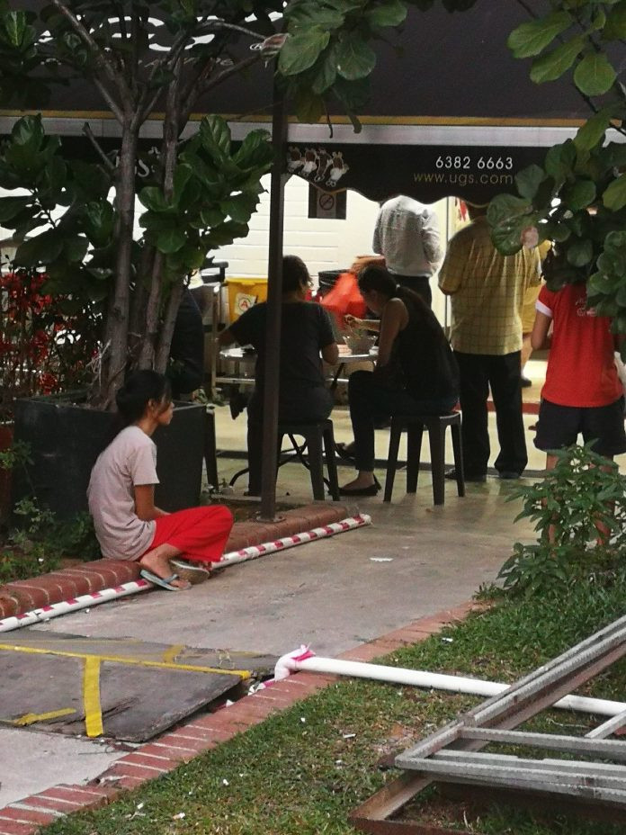 pembantu diluar