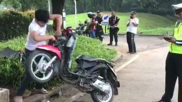 Merusak motor sendiri