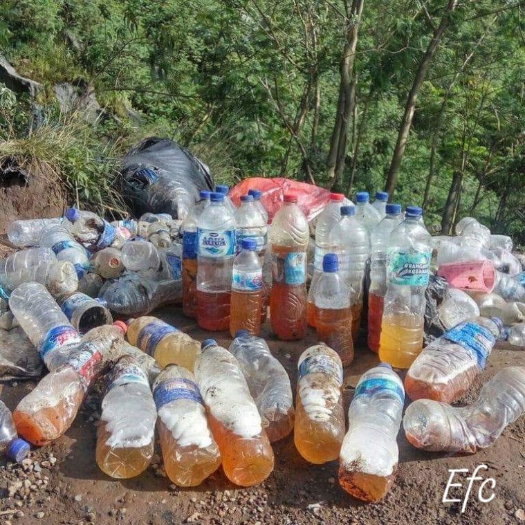 Parah Foto Botol Berisi Air  Kencing dari Para Pendaki ini 