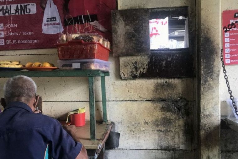 Menjual Makanan Hanya Lewat Lubang  Kecil di Tembok  Warung 