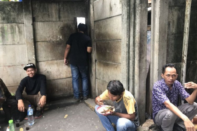 warung 'tembok' Jakarta Selatan