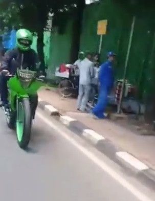 bergaya mirip biker