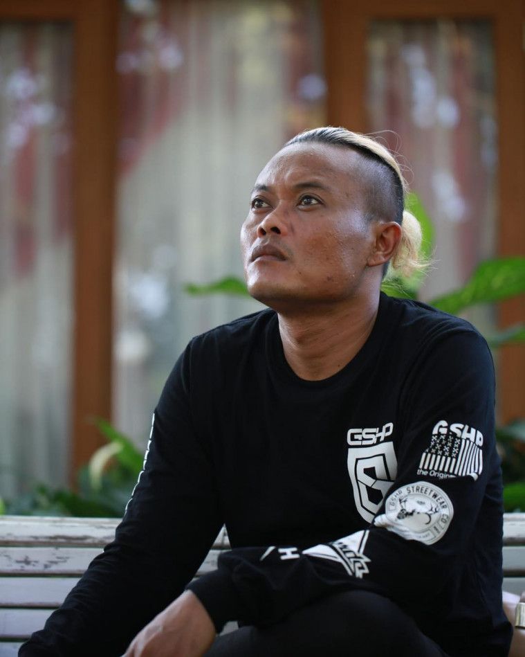 Tiru suara penyanyi lain