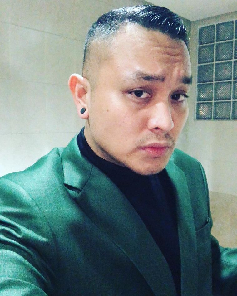 Tiru suara penyanyi lain