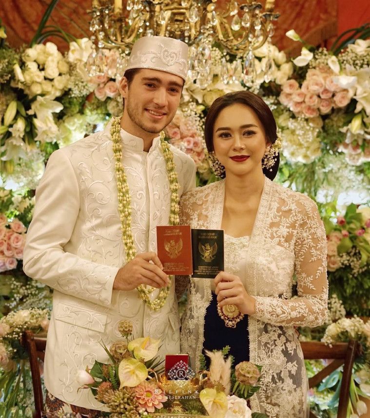 suami aura kasih