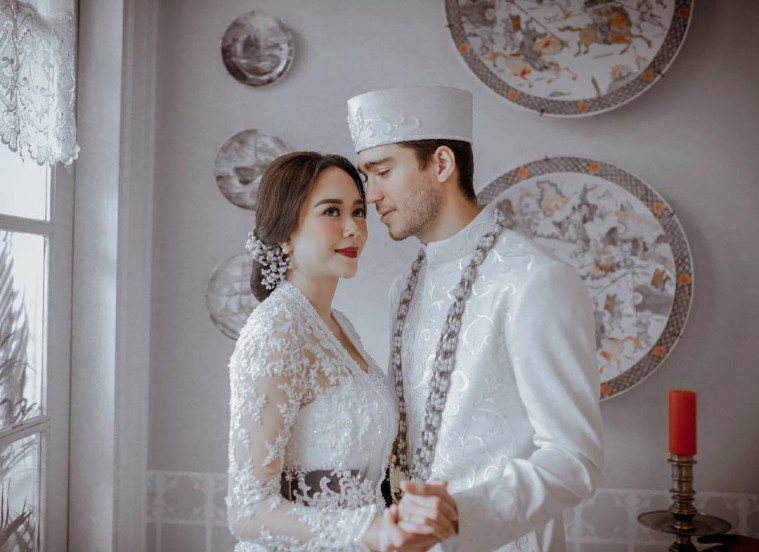suami aura kasih