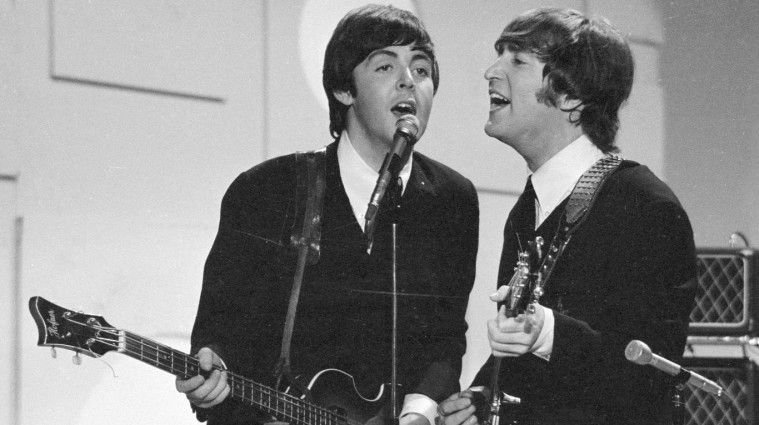 John Lennon yang mabuk saat bertemu Paul McCartney
