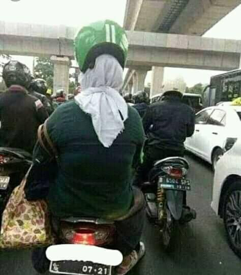 emak naik motor pake helm unik