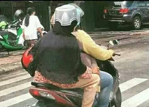 emak naik motor pake helm unik