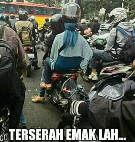 emak naik motor pake helm unik