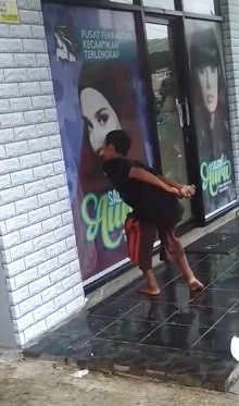 remaja pria sedang mencium stiker gambar wanita