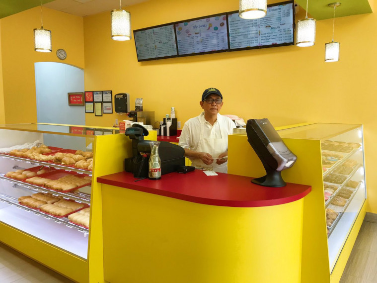 Toko donat awalnya sepi jadi ramai