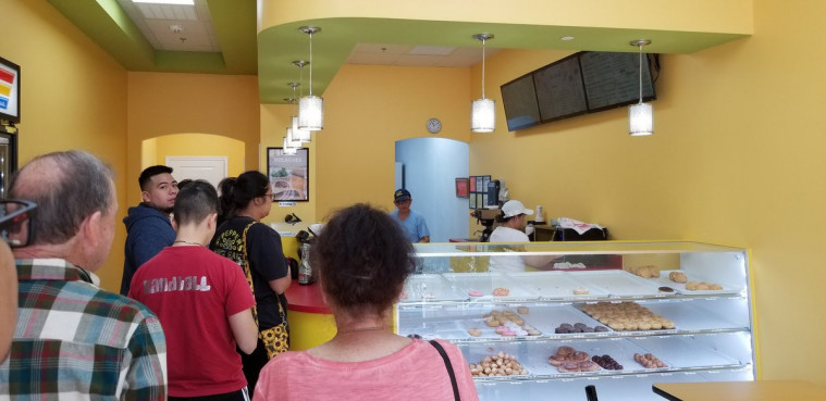 Toko donat awalnya sepi jadi ramai