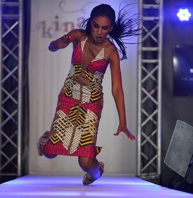 Momen apes model saat catwalk