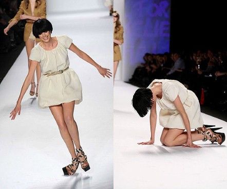 Momen apes model saat catwalk