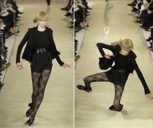 Momen apes model saat catwalk