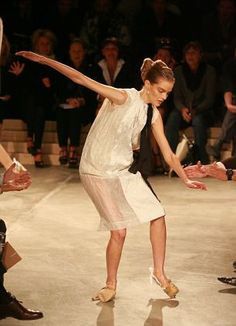 Momen apes model saat catwalk