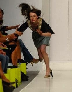 Momen apes model saat catwalk