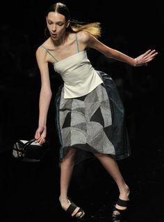 Momen apes model saat catwalk