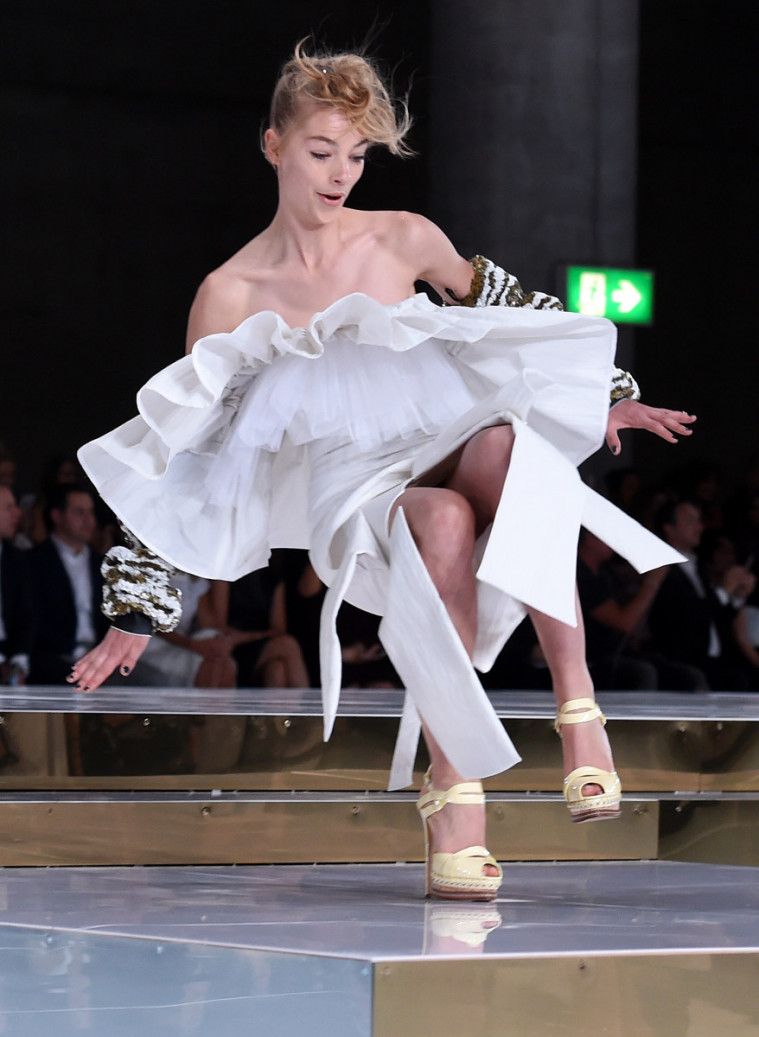 Momen apes model saat catwalk