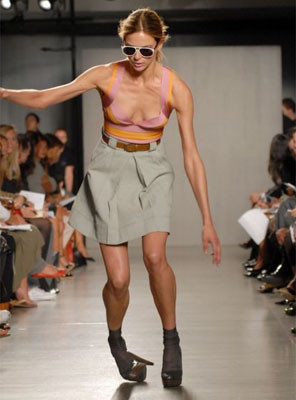 Momen apes model saat catwalk