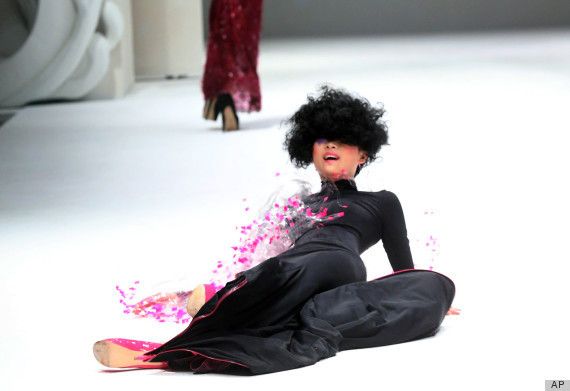 Momen apes model saat catwalk
