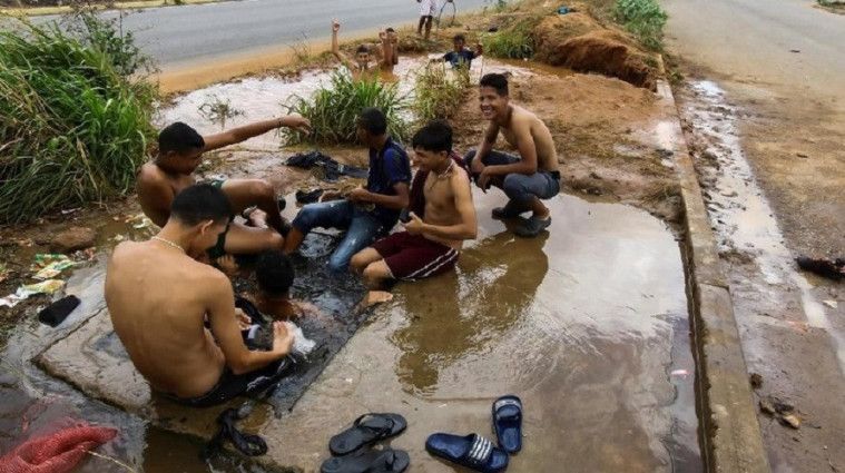 Air di Venezuela berwarna hitam