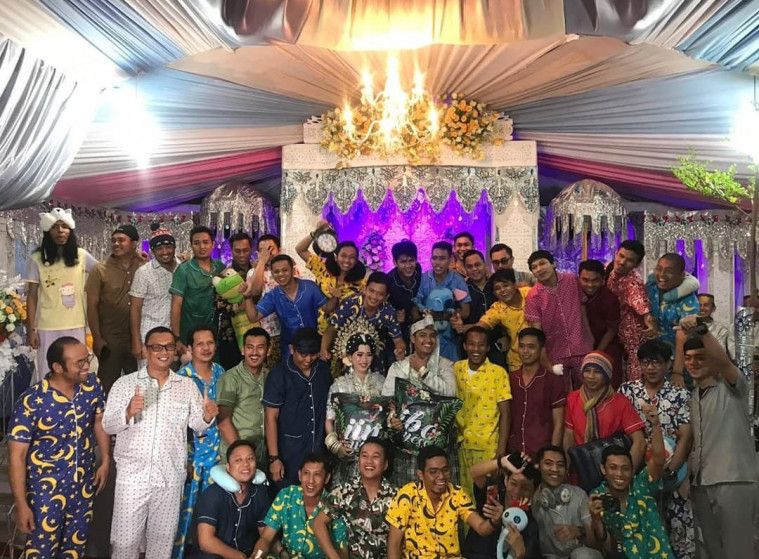Pakai Baju Piyama di Acara Nikahan