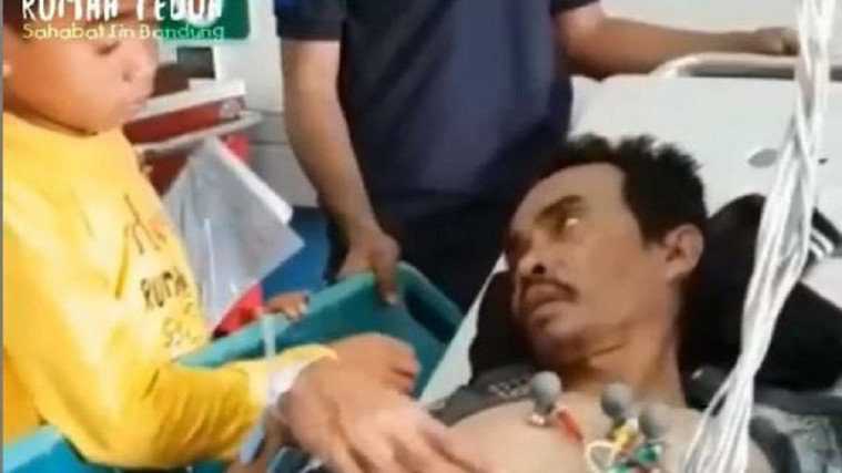 Yuda menjaga ayahnya di rumah sakit