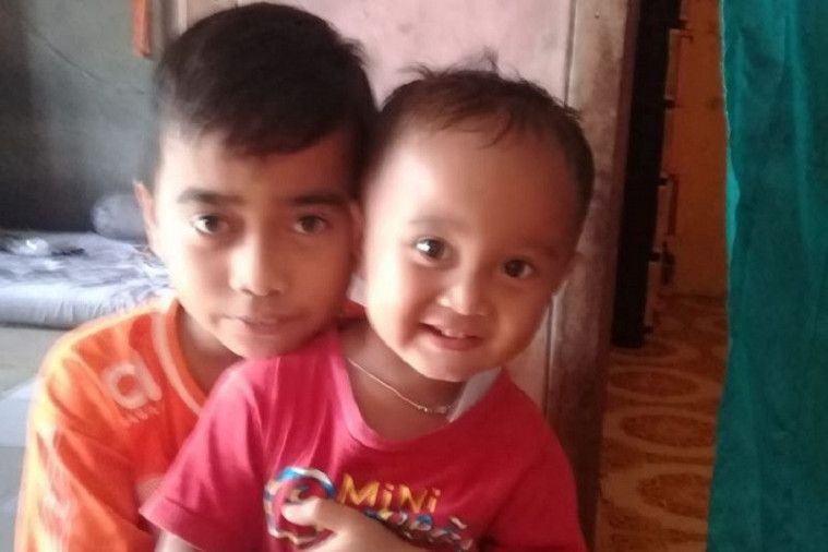 Yuda menjaga ayahnya di rumah sakit