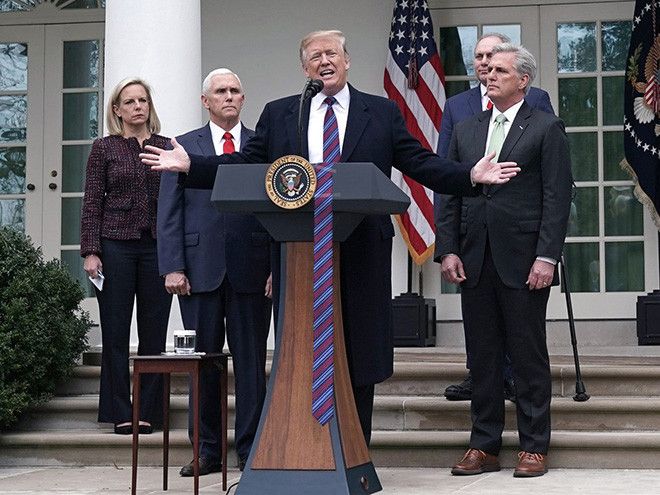 Donald Trump dengan dasi super panjang