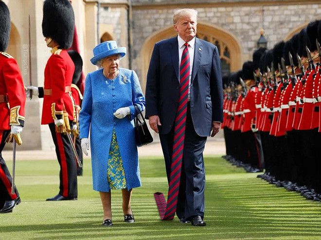 Donald Trump dengan dasi super panjang