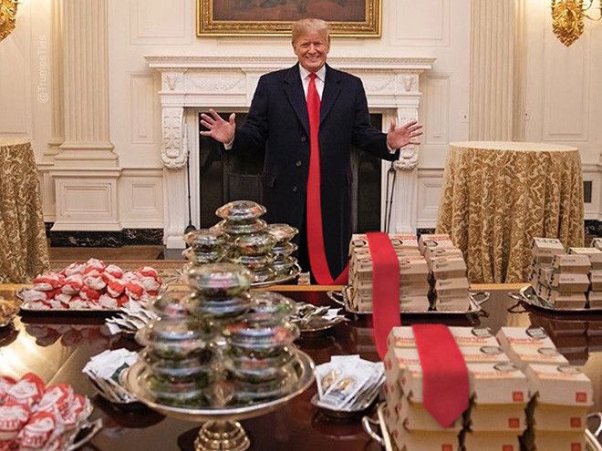 Donald Trump dengan dasi super panjang