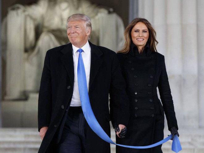Donald Trump dengan dasi super panjang