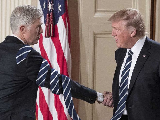 Donald Trump dengan dasi super panjang