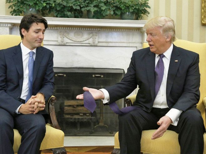 Donald Trump dengan dasi super panjang