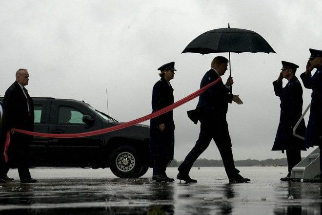 Donald Trump dengan dasi super panjang