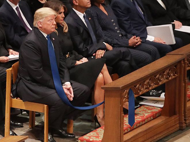 Donald Trump dengan dasi super panjang