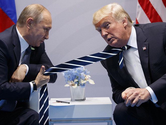 Donald Trump dengan dasi super panjang
