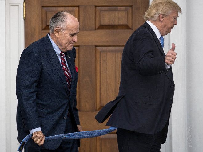 Donald Trump dengan dasi super panjang