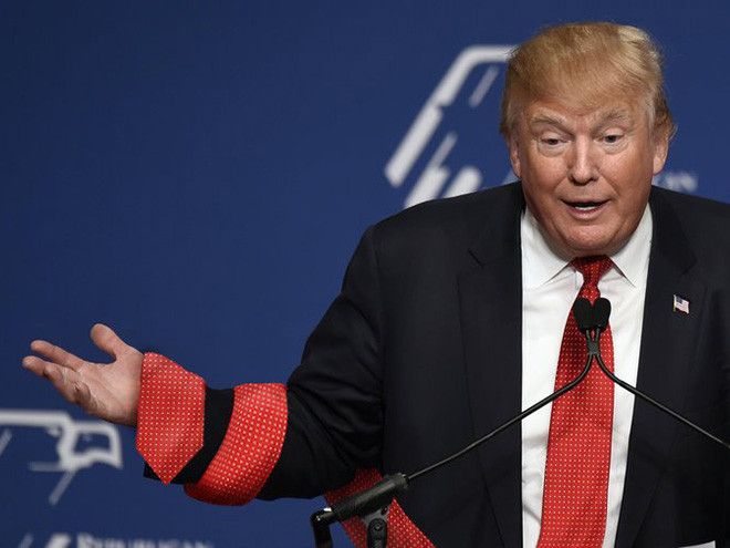 Donald Trump dengan dasi super panjang
