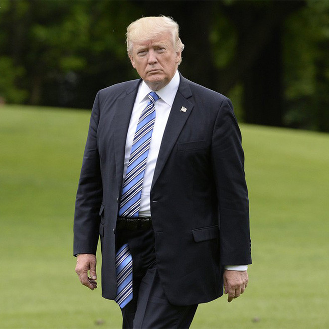 Donald Trump dengan dasi super panjang