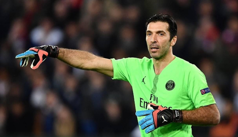 Colin Lee, Kiper asal Inggris yang telah berusia 79 tahun.