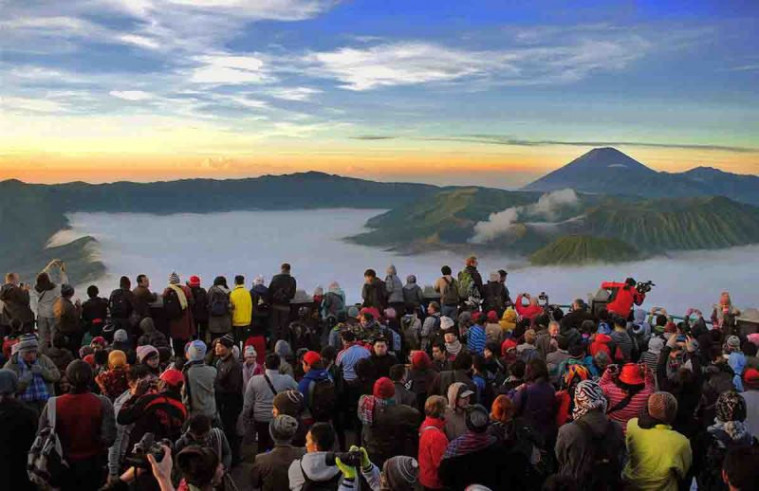 Turis asing dorong petugas di Bromo