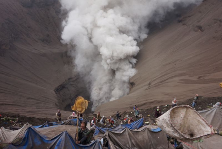 Turis asing dorong petugas di Bromo