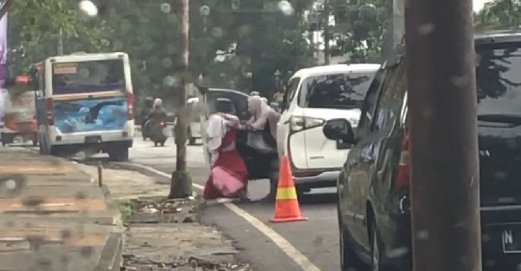 bocah SD didorong dari mobil